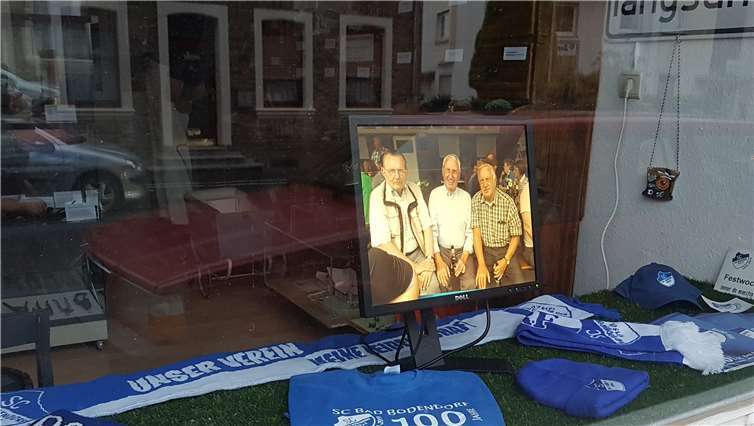 Viel Ereignisreiches aus 100 Jahre SCB-Geschichte gibt es auch bei der Fotoshow im Fenster des HBV zu sehen.Foto: Lutz Baumann