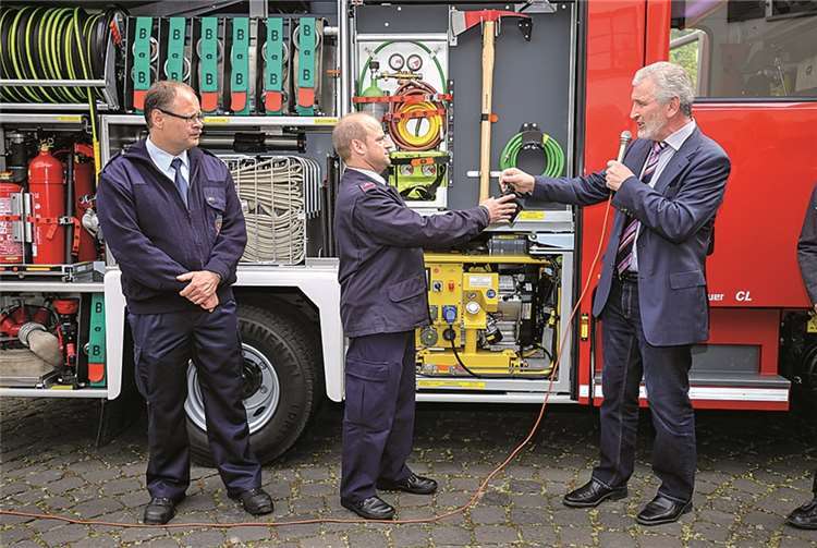 Viel Erfolg wünschte Verbandsbürgermeister Bruno Seibeld bei der Übergabe der Schlüssel an Wehrführer Thomas Pelzer.