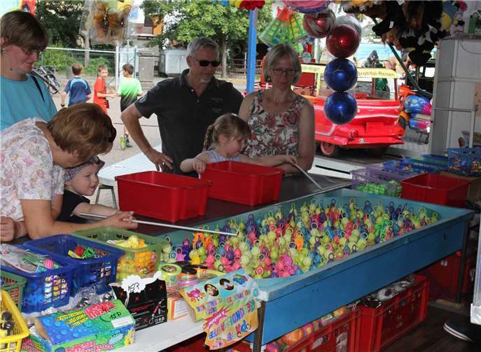 Viel Freude bereitet den Kindern immer wieder das Entenangeln.