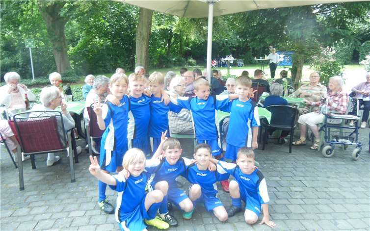 Viel Freude bereitete den Seniorinnen und Senioren der Besuch der „Bambinis“ der JSG Westum-Löhndorf.  Privat