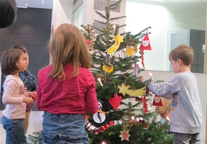 Viel Freude hatten die Kinder der Kita Kunterbunt aus Brodenbach beim Christbaumschmücken in der Volksbank.Privat