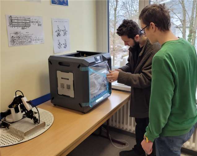 Viel Freude hatten die Schüler der Realschule plus Cochem beim fachmännischen Aufbau des von Kampf gelieferten 3D-Druckers.  Foto: Martin Schmitt