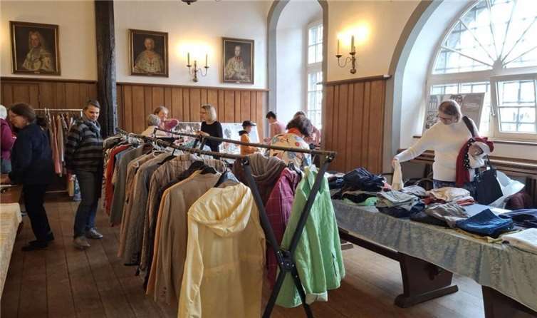 Viel Freude macht es den zahlreichen Besuchern der Kleidertausch-börse, in dem großen Fundus an Textilien und Accessoires zu stöbern. Und bei einem erfrischenden Getränk das eine oder andere Kleidungs-stück anzuprobieren und mitzunehmen.  Foto: Hans-Joachim Schmitz, Eine-Welt Linz