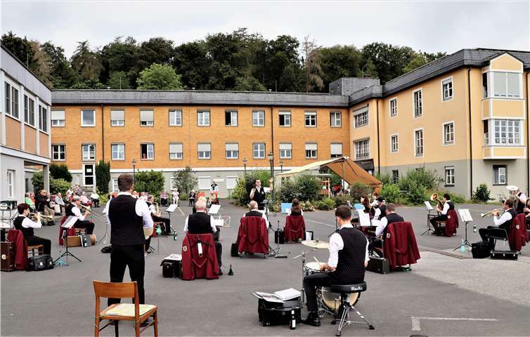 Viel Freude unter den Bewohnern beim Fensterkonzert des Blasorchesters Daubach am Seniorenzentrum Ignatius-Lötschert-Haus im Buchfinkenland. Foto: privat
