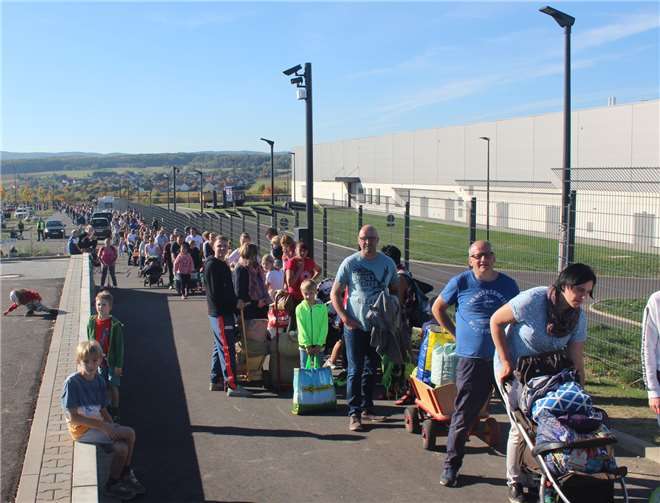 Viel Geduld brauchten die fleißigen Sammler, bis sie ihre „Schätze“ gegen „Haribos“ tauschen konnten.  DU