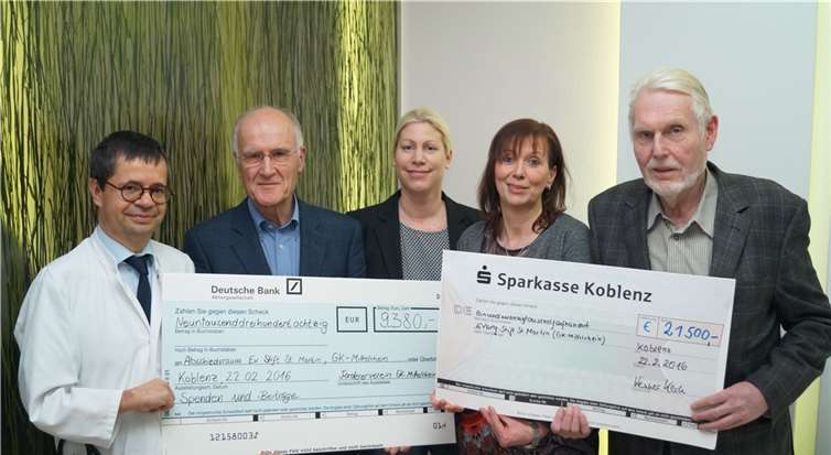 Viel Geld gab es vom Freundeskreis (Vorsitzender Werner Kern, r.) und vom Fördererverein (Vorsitzender Prof. Reinhard Hülse, 2. v.l.) für den Abschiedsraum. Stellvertretend für alle Beteiligten bedankten sich Prof. Ralph Naumann, Oberärztin Claudia Lichau und vom Ethikkomitee die Vorsitzende Iris Hoppe (v.l.). privat