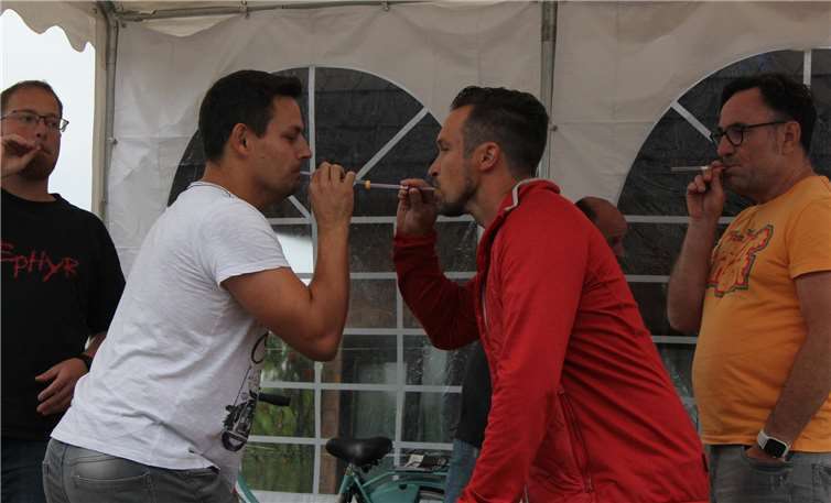 Viel Geschick erforderte das erste Spiel der Dorfolympiade, die „Mentos-Kette“.