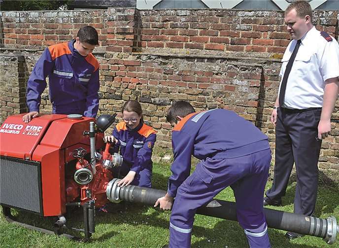Viel Geschicklichkeit legte die Jugendwehr an den Tag, wie hier beim Anlegen des Rohres an die Spritze.