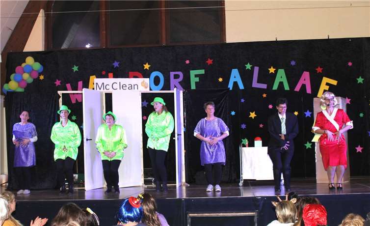 Spaß und Heiterkeit sorgten für ausgelassene Stimmung Viel Heiterkeit erzeugte der Sketch „Mc Clean“.Fotos: privat