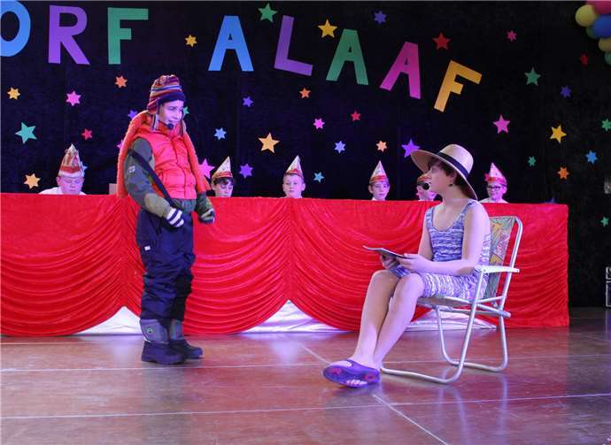 Begeisternde Kindersitzung der KG „Jeckige Globistere“ Waldorf Viel Heiterkeit erzeugten auch die angehende Polarforscherin Susi und ihre Mutter..Foto: privat