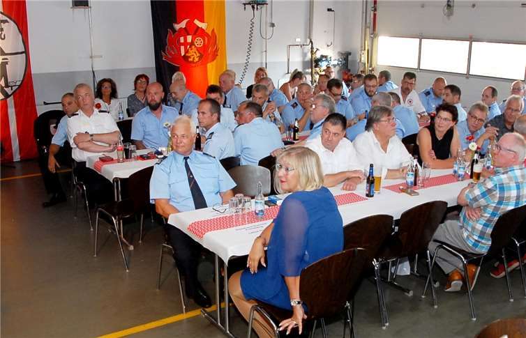 Mit Eberhard Freisberg geht eine Ära in der Feuerwehr zu Ende Viel Lob für seine Arbeit durfte sich Eberhard Freisberg(am vorderen Tisch mit Ehefrau Ute) von den Festrednern anhören.