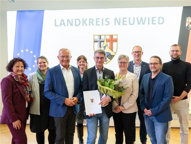 Viel Lob und Anerkennung gab es von Landrat Achim Hallerbach für den langjährigen Leiter des Kreisjugendamtes Neuwied, Jürgen Ulrich, zu dessen Verabschiedung. Darüber freute sich auch Ehefrau Agnes, während (von links) die Personalratsvorsitzende Birgt Eisenhuth, Kita-Referatsleiterin Kerstin Neckel, Kreisjugendpflege-Referatsleiterin Antje Escher, der 1. Kreisbeigeordnete Phillip Rasbach, der neue Kreisjugendamtsleiter Uwe Kukla und der Referatsleiter Personalmanagement Florian Nußbaum den Ausführungen des Kreis-Chefs gerne zustimmen konnten.  Foto: Julia Hinz / Kreisverwaltung Neuwied