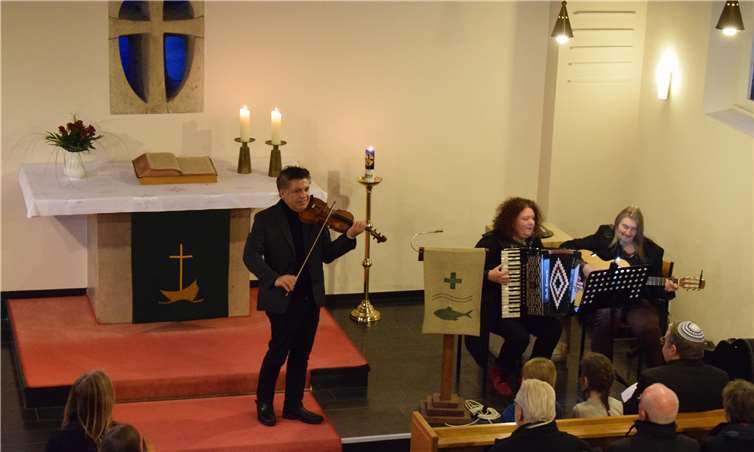 Viel Musik prägte den Gedenkgottesdienst zum 75. Jahrestag der Befreiung des Konzentrationslagers Auschwitz. Der Kölner Sinti-Musiker Markus Reinhardt, dessen Familie selbst Opfer des Holocausts wurden, war Gast in der Friedenskirche und wünschte sich Versöhnung. Fotos: privat