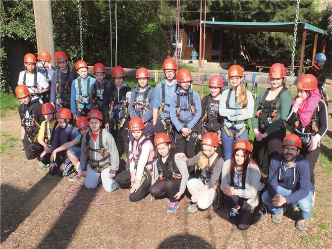 Viel Mut und gegenseitiges Vertrauen verlangten die Kletterpartien der Schülerinnen und Schüler der Klassen 7R und 7b der Ahrtalschule.privat