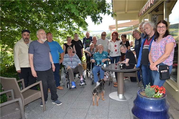 Viel Natur, wunderbare Ausblicke und Minigolf machten den Ausflug zum „Neuen Maarhof“ zu einem Erlebnis. Die Bewohner werden das diesjährige Sommerfest in Erinnerung behalten.  Foto: Eberhard Müller