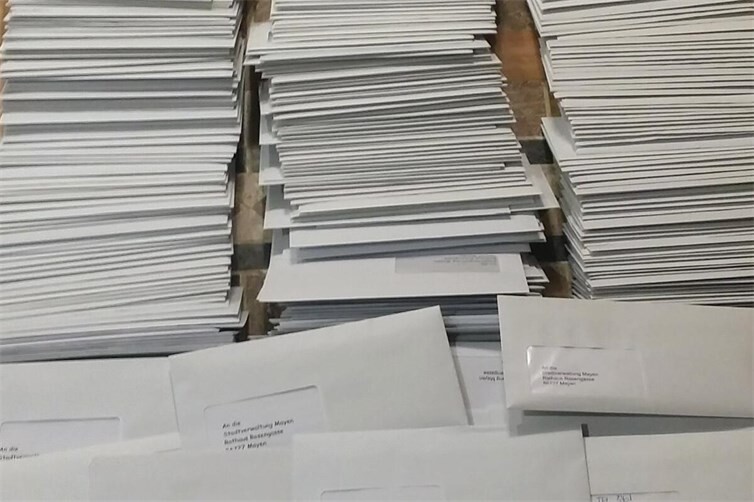 Viel Papier statt Klarheit? 1.561 Zahlungserinnerungen verschickte die Mayener Stadtkasse Anfang August zur Abrechnungseinheit 7. Die FWM sieht darin Hinweise auf eine mögliche „Kettenreaktion“ aus Erinnerungen, Prüfungen und weiteren Verwaltungsvorgängen. 