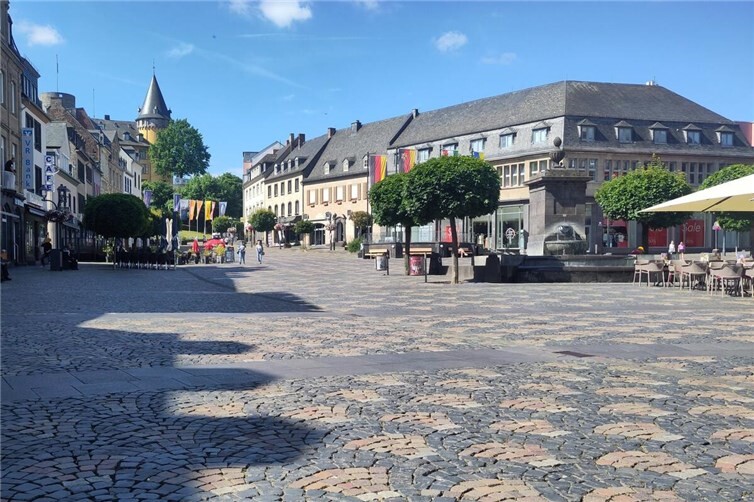 Viel Platz, viel Sonne – aber wenig Schatten: Gerade an heißen Sommertagen wird deutlich, wie wichtig mehr Grün und eine klimaangepasste Gestaltung für die Mayener Innenstadt sind.