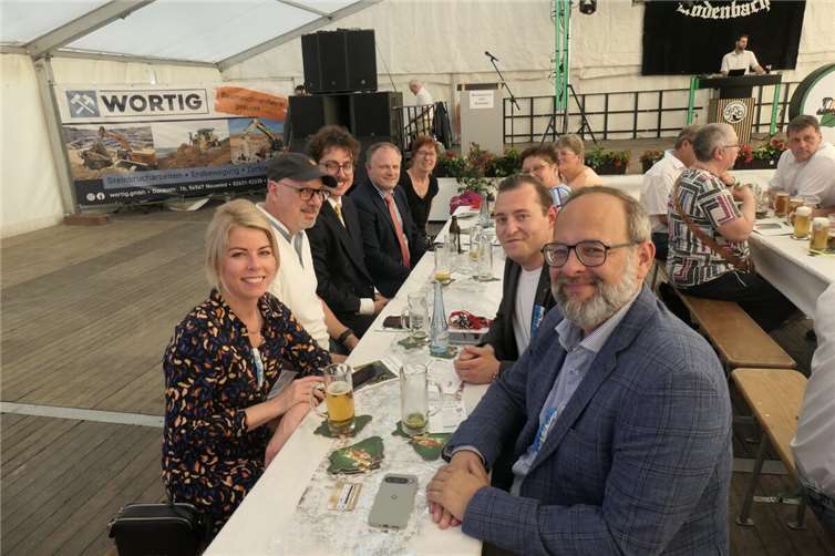 Viel Prominenz beim Burschenfest: MdL Lana Horstmann (1. v.l.), Fürst MaximilIan zu Wied (3. v.l.), OB Jan Einig (4. v.l.), SR Regine Wilke (5. v.l.), sowie CDU Kreisvorsitzender Jan Petry (vorne r.). Foto: privat