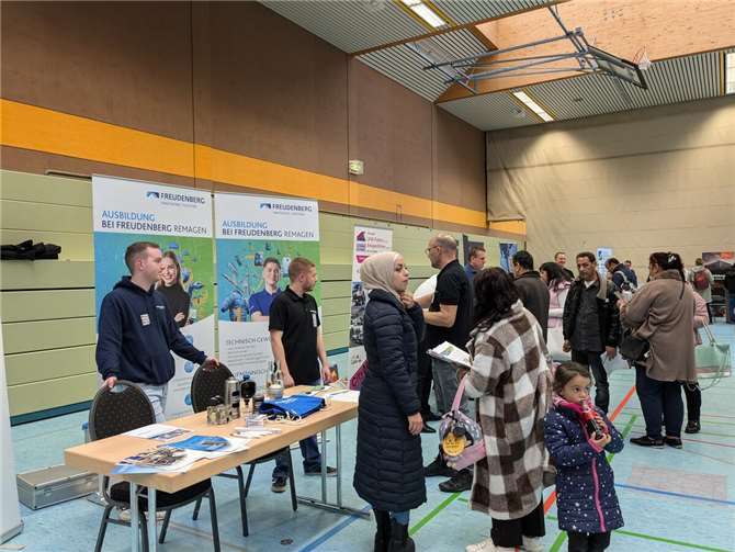 Viel Raum zum Austausch bot die erste Jobmesse für Zugewanderte in Remagen.  Fotos: KS