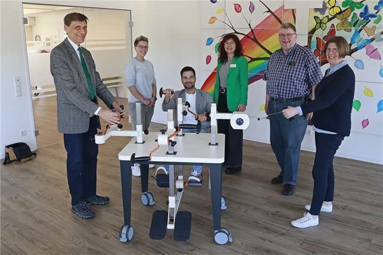 Viel Spaß an der Übergabe des Plaudertischs hatten: von links Dr. Johann Meier (Else Schütz Stiftung), Christina Thomas (Pflegedienstleitung), Deniz Cevik (Einrichtungsleitung), Angela Schmitz-Buchholz (Ehrenamtskoordinatorin), Hanno Steindorf (Vorsitzender des Fördervereins) und Cordula Simmons (Else Schütz Stiftung). Foto: Rita Steindorf