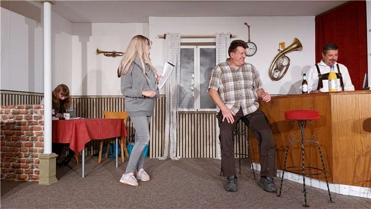 Viel Spaß bei der Probenarbeit hatten die Darsteller der Theaterfreunde Niedererbach, die dieses Mal die Kneipenkomödie „Nächste Runde geht aufs Haus!“ an fünf Terminen aufführen.  Foto: Frank Prüfer