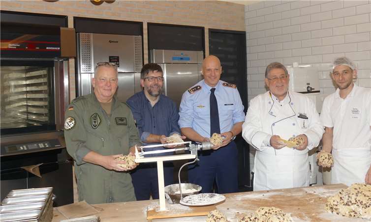 Viel Spaß beim Backen hatten (v.li.) Oberst Thomas Schneider, Bürgermeister Wolfgang Lambertz, Generalleutnant Ingo Gerhartz, Achim Lohner und Bäckermeister Sachse.Fotos: TE