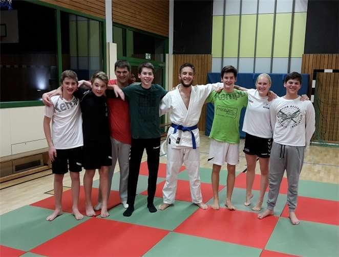 Viel Spaß beim Judo hatten Paul Frey, Matthis Röser, Trainer Alfred König, Patrick Heckenbach, Judo-Trainer Kilian Ebi, Peter Stein, Pia Stein und Bjarne König.privat