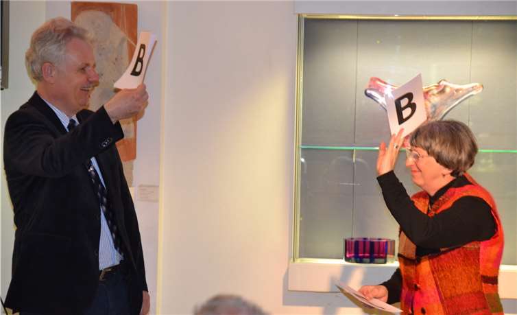 Viel Spaß beim „Regenbogenquiz“ hatten offenbar Bürgermeister Stefan Raetz und Hedwig Schmitt-Wojcik.-RFW