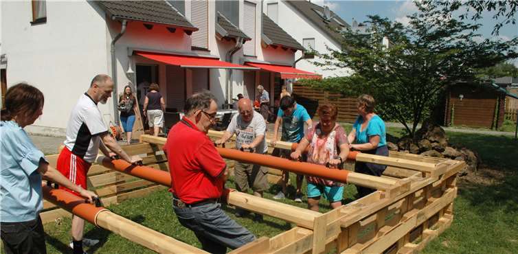 Viel Spaß bereitet den Bewohnern der Lebenshilfe mit dem Lebendkicker, in Marke Eigenbau, in den Gärten der Wohneinheiten. Foto: -BL