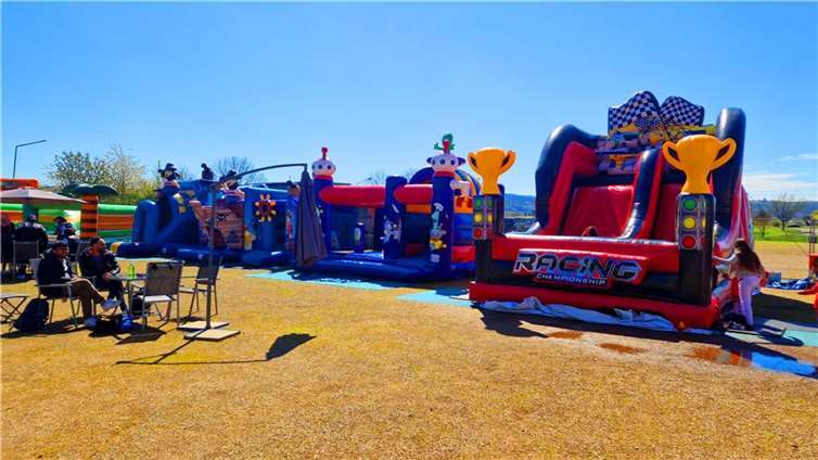 Viel Spaß erwartet die Kinder auf den Hüpfburgen.  Foto: Hüpfburgenland 7 Welten