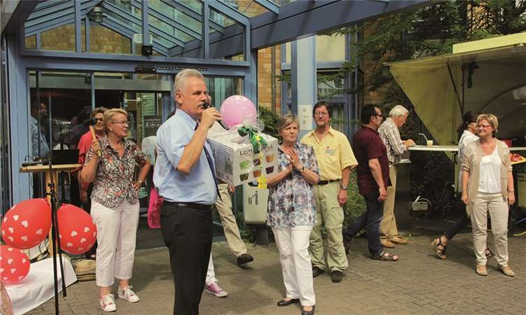 Viel Spaß gab es bei der Versteigerung attraktiver Preise. Der „Auktionator“, Bürgermeister Stefan Raetz, versucht hier einen Lotus-Grill an den Mann zu bringen.