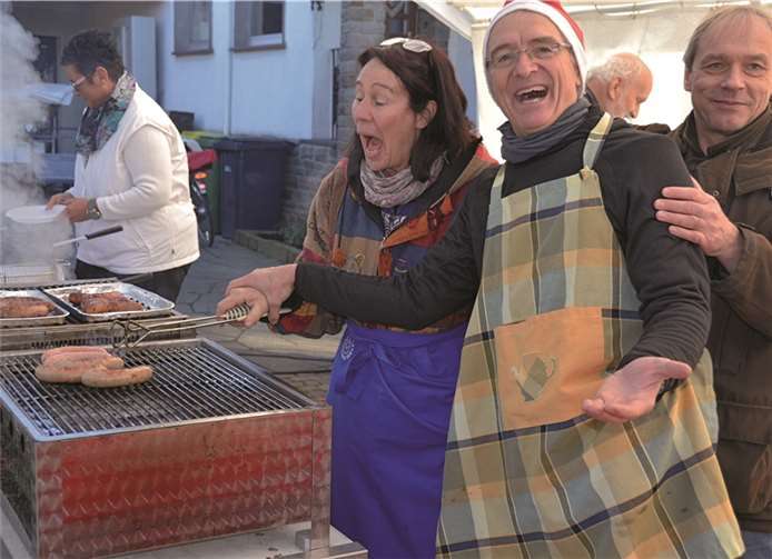 Viel Spaß gab’s am Grill, mit dabei die Vorsitzende des Bürgervereins, Johanna Bienentreu. Weigert