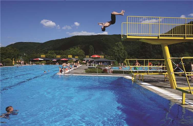Viel Spaß haben die Badegäste mit dem Sprungturm, der vom Förderverein finanziert wurde.