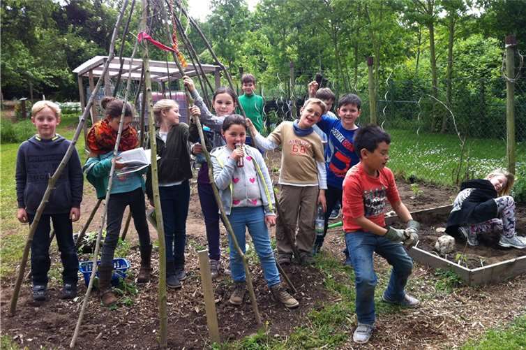 Viel Spaß haben die Schülerinnen und Schüler der Tomaten AG im bunten Schulgarten. Privat