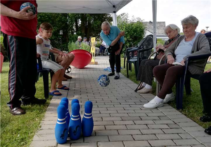 Viel Spaß hatten Jung und Alt beim gemeinsamen Kegeln. Foto: privat