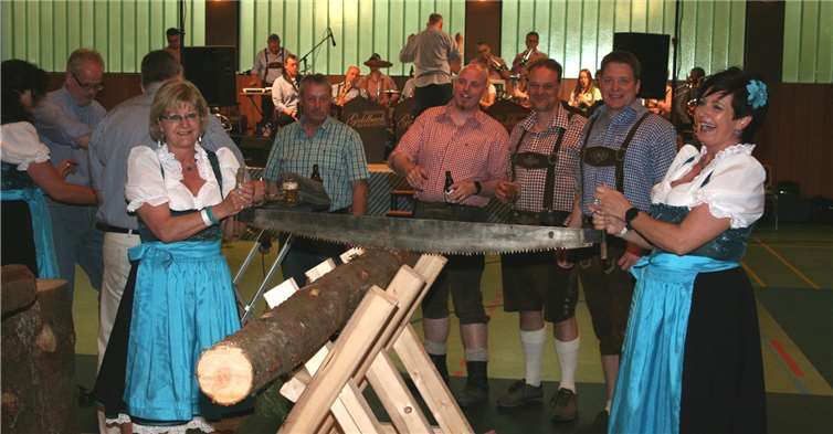 Viel Spaß hatten die Akteure auch beim Baumstammsägen beim bayrischen Abend. -WK-