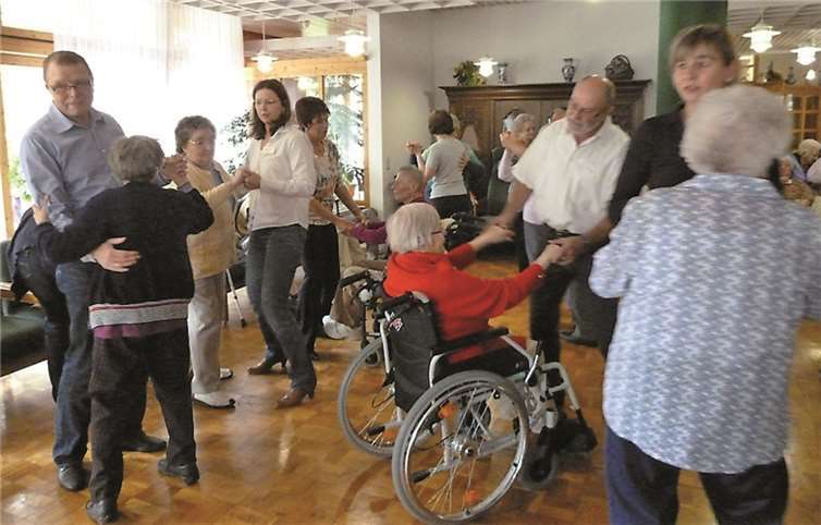 Viel Spaß hatten die Bewohner des Johanniter Hauses bei einem vom Postsportverein Remagen begleiteten Tanzabend.privat
