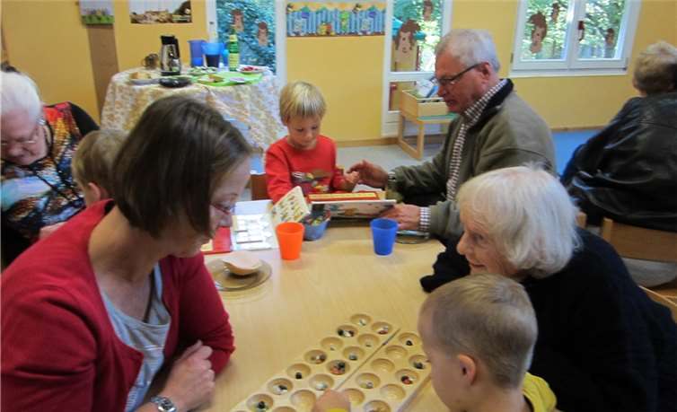 Viel Spaß hatten die Großeltern beim Spielen mit ihren Enkeln. privat