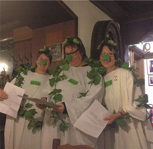 Viel Spaß hatten die Gruppen bei der Gestaltung des ausgelassenen Abends.privat