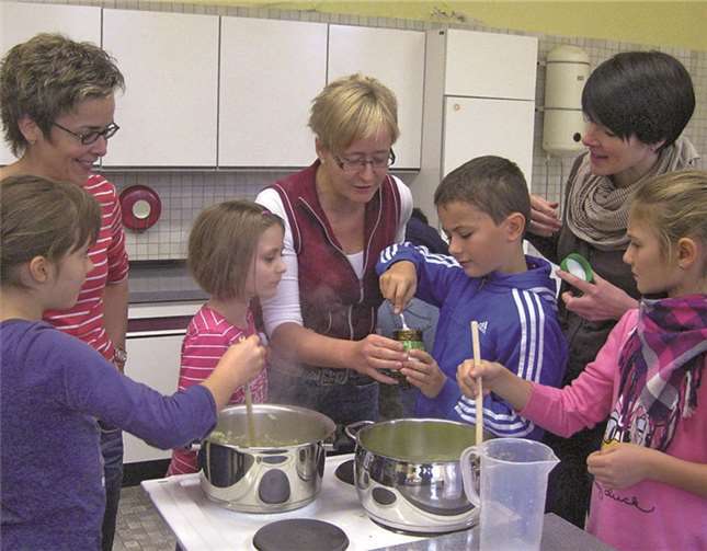 Viel Spaß hatten die Kids bei der Zubereitung der Suppe.privat