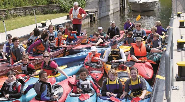 Viel Spaß hatten die Kids und ihre Eltern und Großeltern während der Kanufahrt auf der Lahn.privat