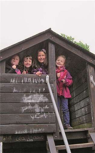 Viel Spaß hatten die Kinder bei der Erkundung des Spielplatzes.