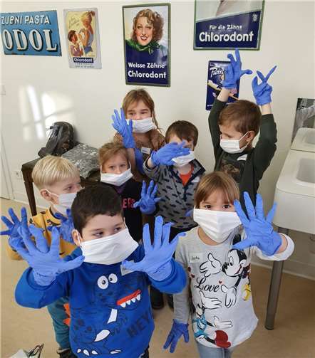 Viel Spaß hatten die Kinder beim Handschuhe anziehen und das Anlegen des Mundschutzes. Foto: Kita Haus Maria Anna