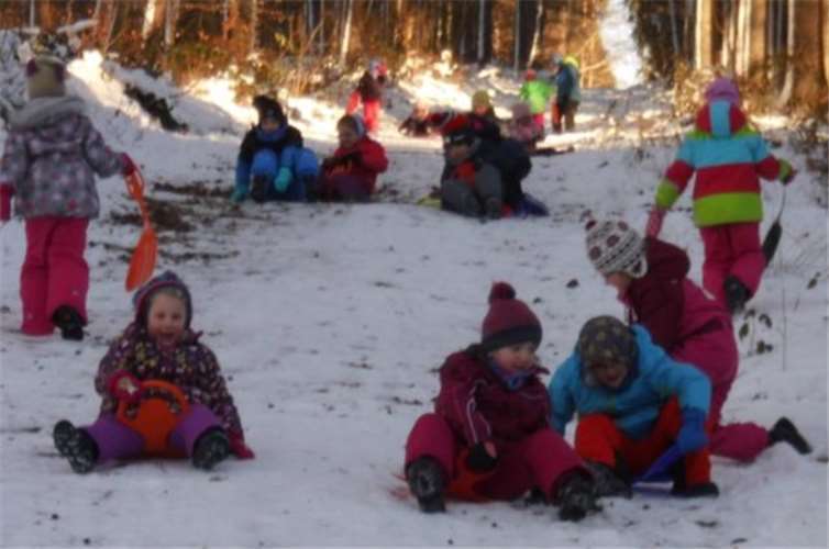 Viel Spaß hatten die Kinder beim Rodeln in der Natur.  privat
