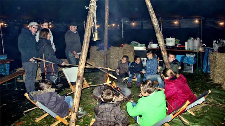 Viel Spaß hatten die Kinder beim Stockbrotbacken in der Jurte der Pfadfinder der Freien Evangelischen Gemeinde.