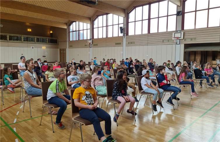 Viel Spaß hatten die Kinder der Grundschule Christophorus Kärlich, die den Zauberer in der Kurfürstenhalle aufmerksam zuschauten.Fotos: privat
