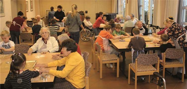 Viel Spaß hatten die Kinder und die Senioren beim Plätzchenbacken im Seniorenzentrum. privat