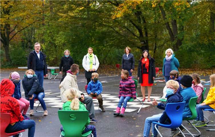 Viel Spaß hatten die Kinder während der Herbstferienfreizeit des Koblenzer Familienbündnisses, hier mit Betreuern und Sponsoren. Foto: privat