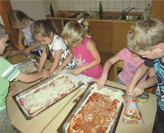 Viel Spaß hatten die Kindern beim Belegen der Pizza.
