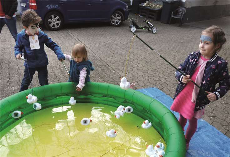 Viel Spaß hatten die Kleinen beim Entchen-Angeln.